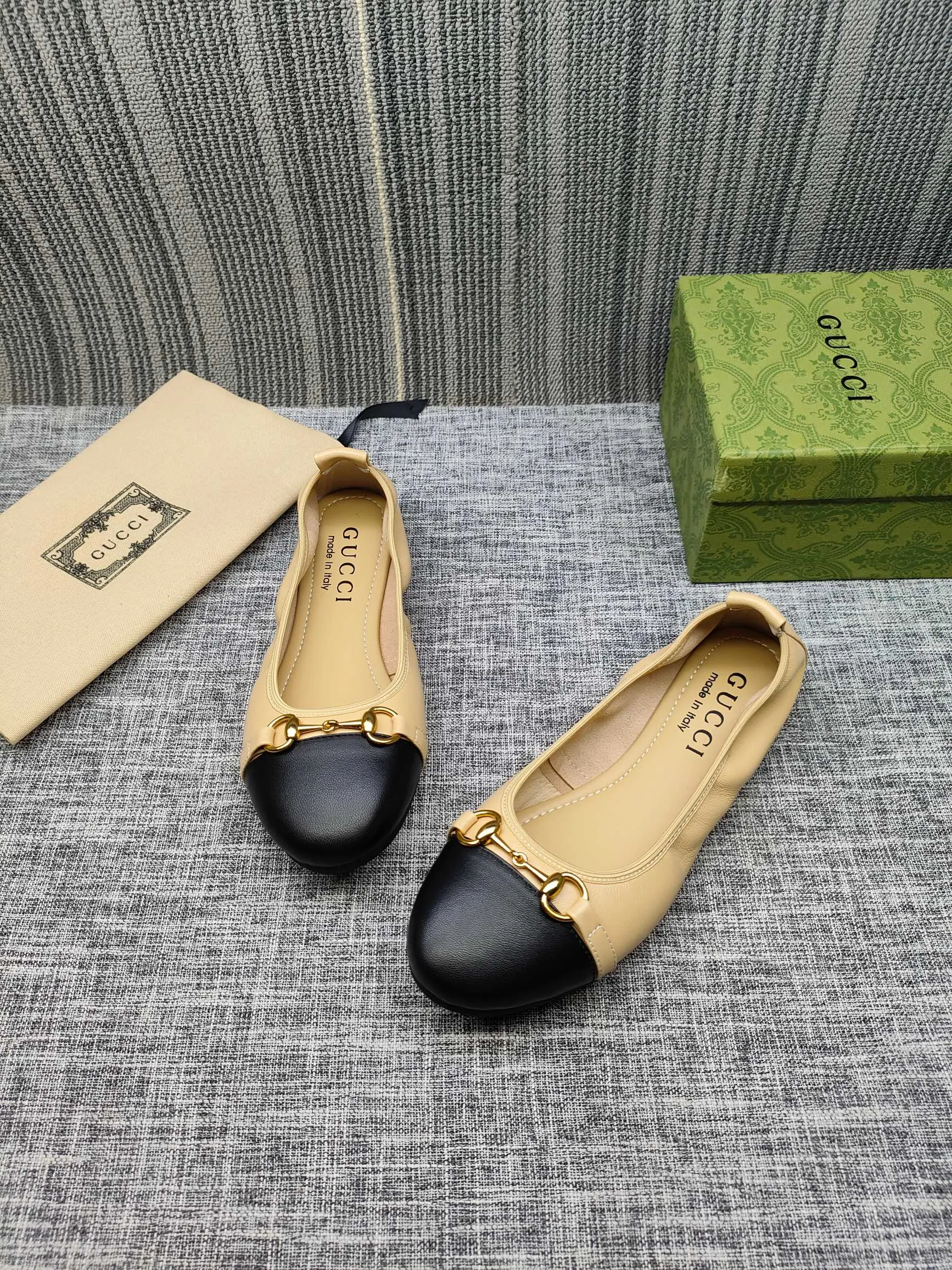 👟👟Ex-factory price 320👟👟 GUCCI's latest horsebit women's flat ballet shoes and egg roll shoes are super comfortable. The fabric is made of imported top-grade soft sheepskin. It is very comfortable on the feet and will not rub your feet. You can also roll it up and put it in your bag. It is easy to carry with you. The super soft soles are a must-have item for fairies whether you are going out for business, work, travel, shopping or at home. Fashionable and versatile, it is an indispensable pair of shoes for you. Fabric: Made of imported soft sheepskin Color: 6 colors available Outsole: PPC rubber outsole Size 34-42 (34.41.42 needs to be customized)